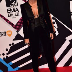 Ruby Rose con traje de chaqueta negro en la alfombra roja de los MTV EMA Awards 2015
