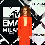 Jess Glyne actuando con mono rojo en los MTV EMA Awards 2015
