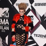Tallia Storm con vestido negro de rejilla en la alfombra roja de los MTV EMA Awards 2015