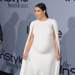 Kim Kardashian con vestido blanco largo en su segundo embarazo