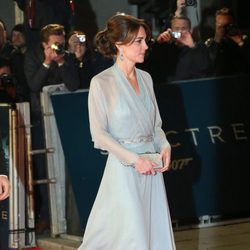 Kate Middleton con vestido de gasa azulado de Jenny Packham en el estreno de 'Spectre' en Londres