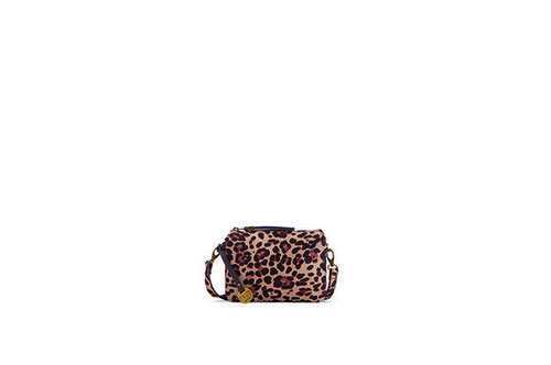 Bolso con print de leopardo de la colección cápsula de bolsos Carpisa de Penélope y Mónica Cruz