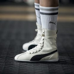 Zapatillas Eskiva blancas de Puma presentadas por la cantante Rihanna