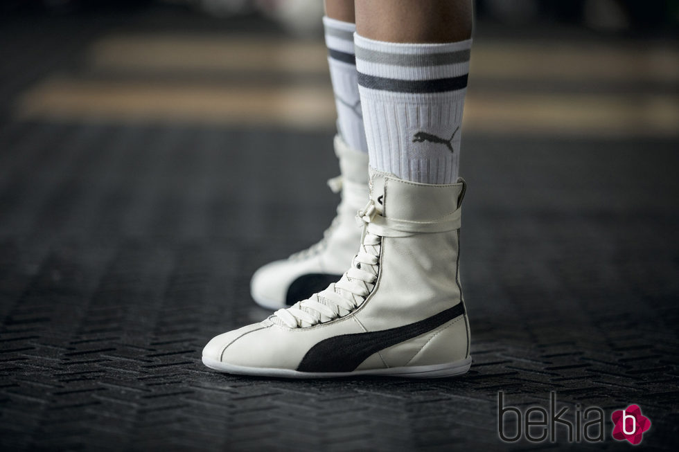 Zapatillas Eskiva blancas de Puma presentadas por la cantante Rihanna