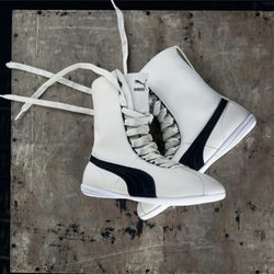 Zapatillas Eskiva blancas y negras de Puma presentadas por la cantante Rihanna