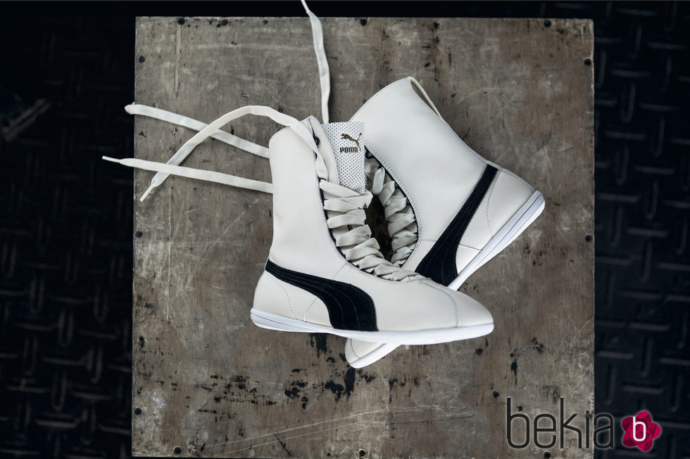 Zapatillas Eskiva blancas y negras de Puma presentadas por la cantante Rihanna