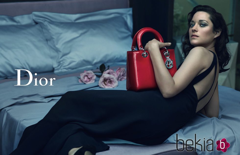 Marion Cotillard con vestido negro y bolso rojo de la colección Crucero 2016 de Dior
