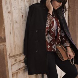 Abrigo negro y chaqueta granate de la colección 'Violeta by Mango' para este invierno 2015