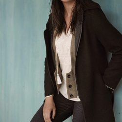 Abrigo negro y camisa blanca de la colección 'Violeta by Mango' para este invierno 2015