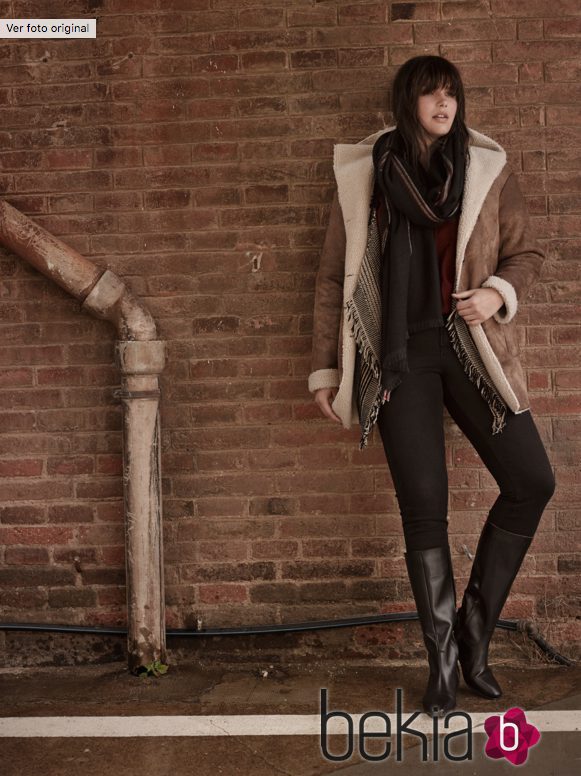 Abrigo en tonos marrones y poncho gris de la colección 'Violeta by Mango' para este invierno 2015