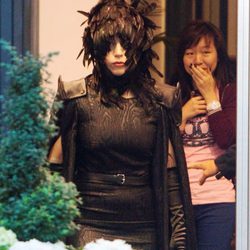 Lady Gaga vestida de cuervo con un tocado de plumas
