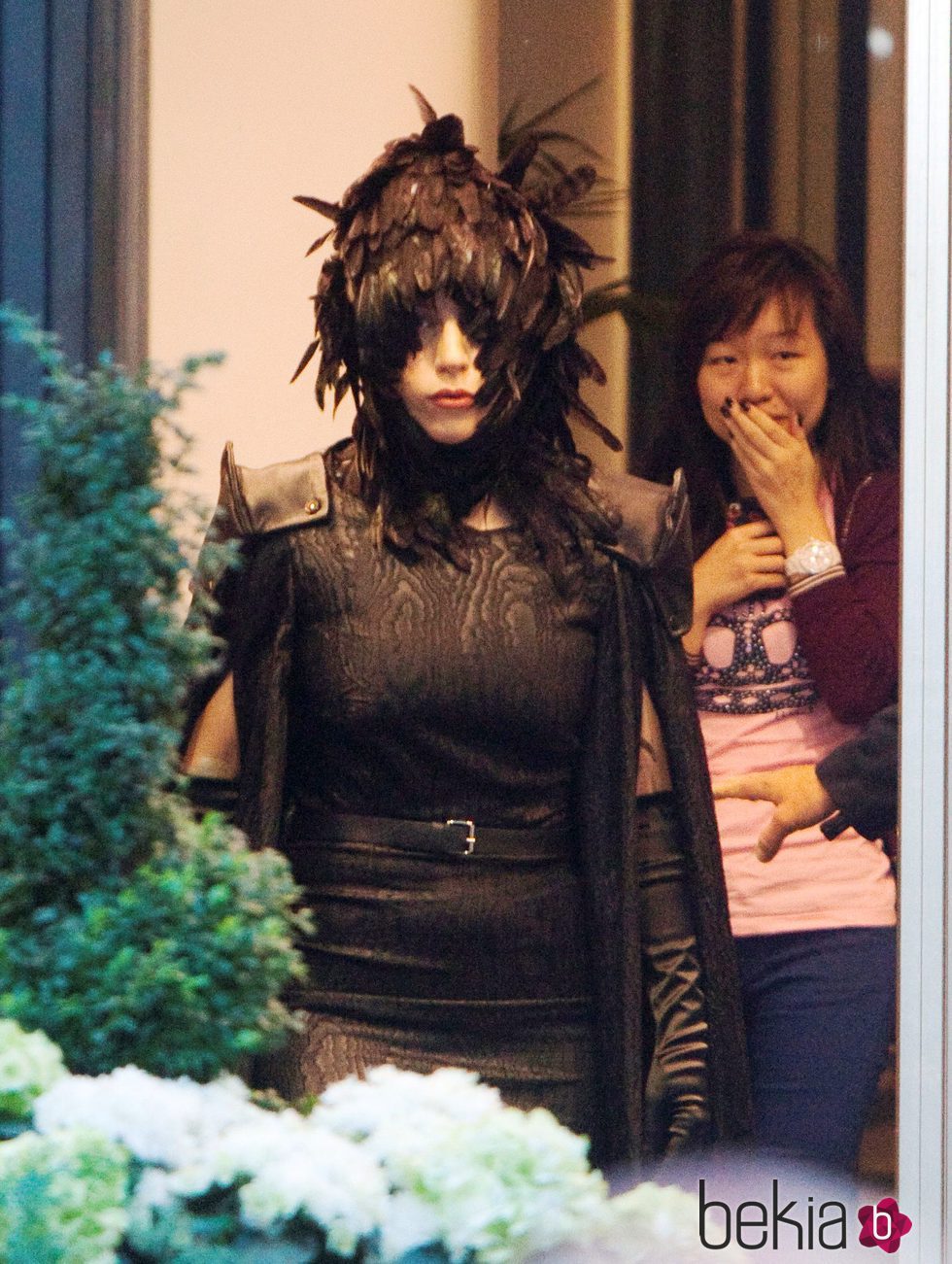 Lady Gaga vestida de cuervo con un tocado de plumas