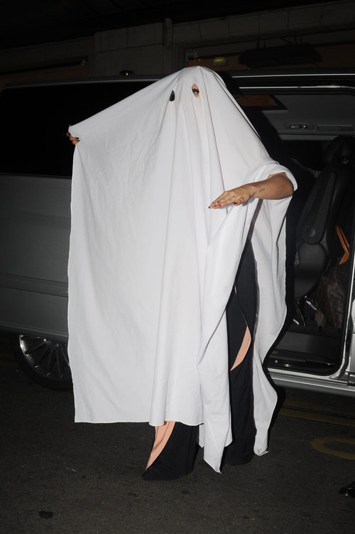Lady Gaga con un mantel blanco como disfraz improvisado de fantasma en Halloween 2014