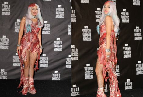 Lady Gaga con un look de carne cruda compuesto por vestido, tocado y botines de filetes
