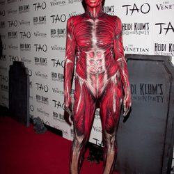 Heidi Klum disfrazada de cuerpo humano en su fiesta de Halloween 2011