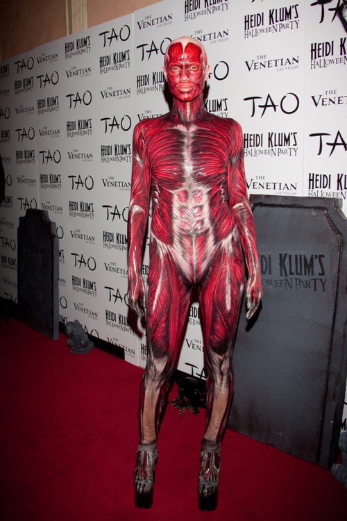 Heidi Klum disfrazada de cuerpo humano en su fiesta de Halloween 2011