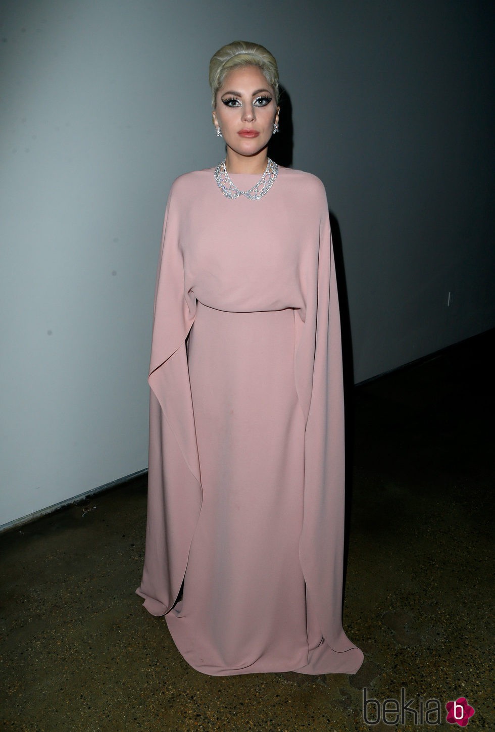 Lady Gaga con un vestido de Valentino en la Gala amfAR 2015 de Los Angeles
