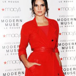 Kendall Jenner con un abrigo y vestido rojo