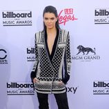 Kendall Jenner, muy elegante con un traje chaqueta negro
