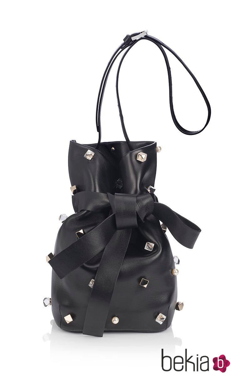Bolso negro en forma de saco con motivos de perlas y formas geométricas de la colección otoño/invierno 2015/2016 de Jimmy Choo