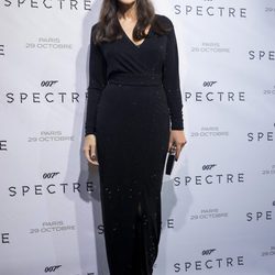 Monica Bellucci con vestido negro con brillos en la premiere de 'Spectre' en Francia