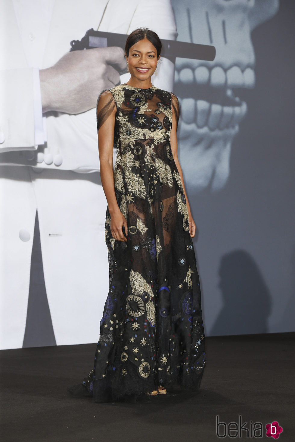 Naomie Harris con vestido de transparencias azul negro y beige en la premiere de 'Spectre' en Alemania