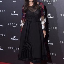 Monica Bellucci con vestido negro con transparencias y motivos florales en la premiere de 'Spectre' en Madrid