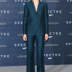 Lea Seydoux con traje de chaqueta estampado verde y azul en el photocall de Londres