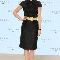 Lea Seydoux con vestido negro y cinturón amarillo en el evento del anuncio de la película Spectre en Londres