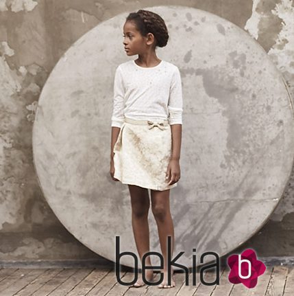 Camiseta blanca y falda beige con mensaje de  de la colección cápsula Kids Premium de IKKS
