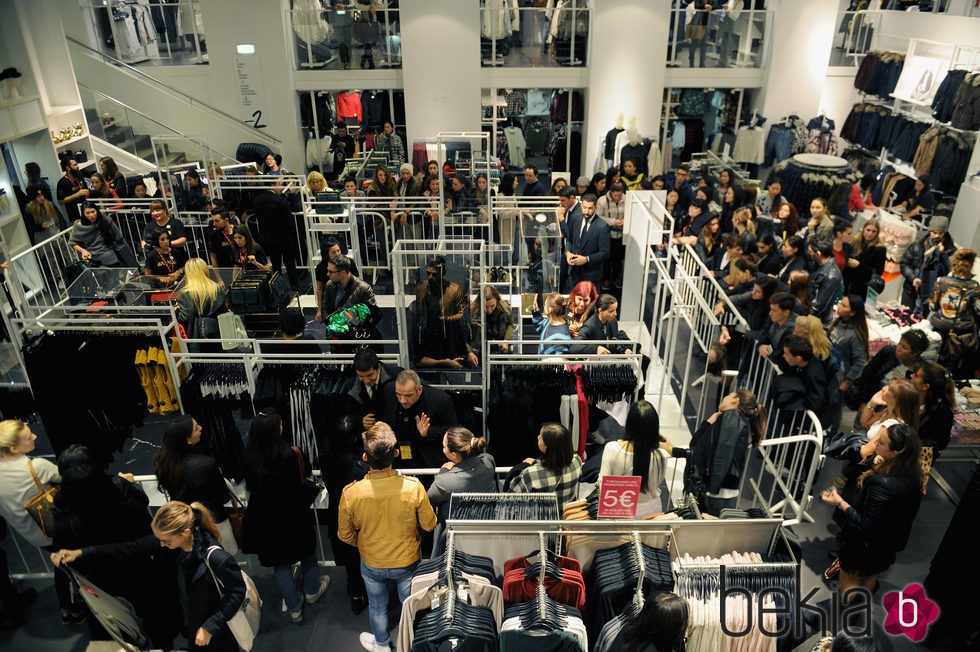 Tienda de H&M de Florencia repleta tras ponerse a la venta la colección de Balmain
