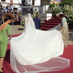 Espalda y cola del vestido de novia de Eva González firmado por Pronovias