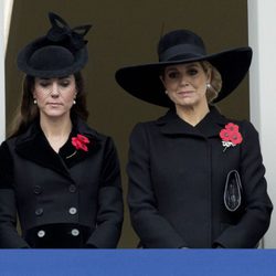 La Duquesa de Cambridge y Máxima de Holanda con trajes negros en el domingo del recuerdo