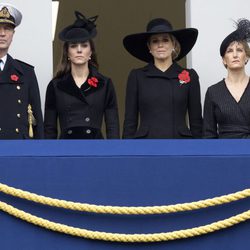 Kate Middleton y Máxima de Holanda con trajes negros en el domingo del recuerdo