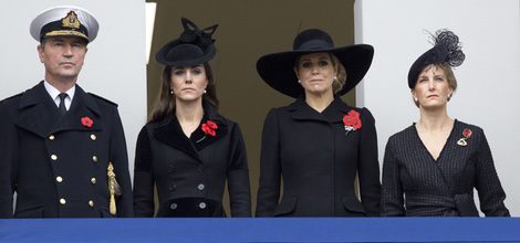 Kate Middleton y Máxima de Holanda con trajes negros en el domingo del recuerdo