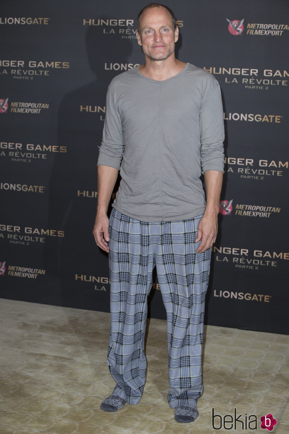 Woody Harrelson con su pijama en el photocall de Mockingjay de París