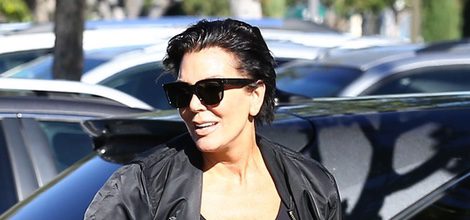 Kris Jenner paseando con chandal negro y botas de tacón beige