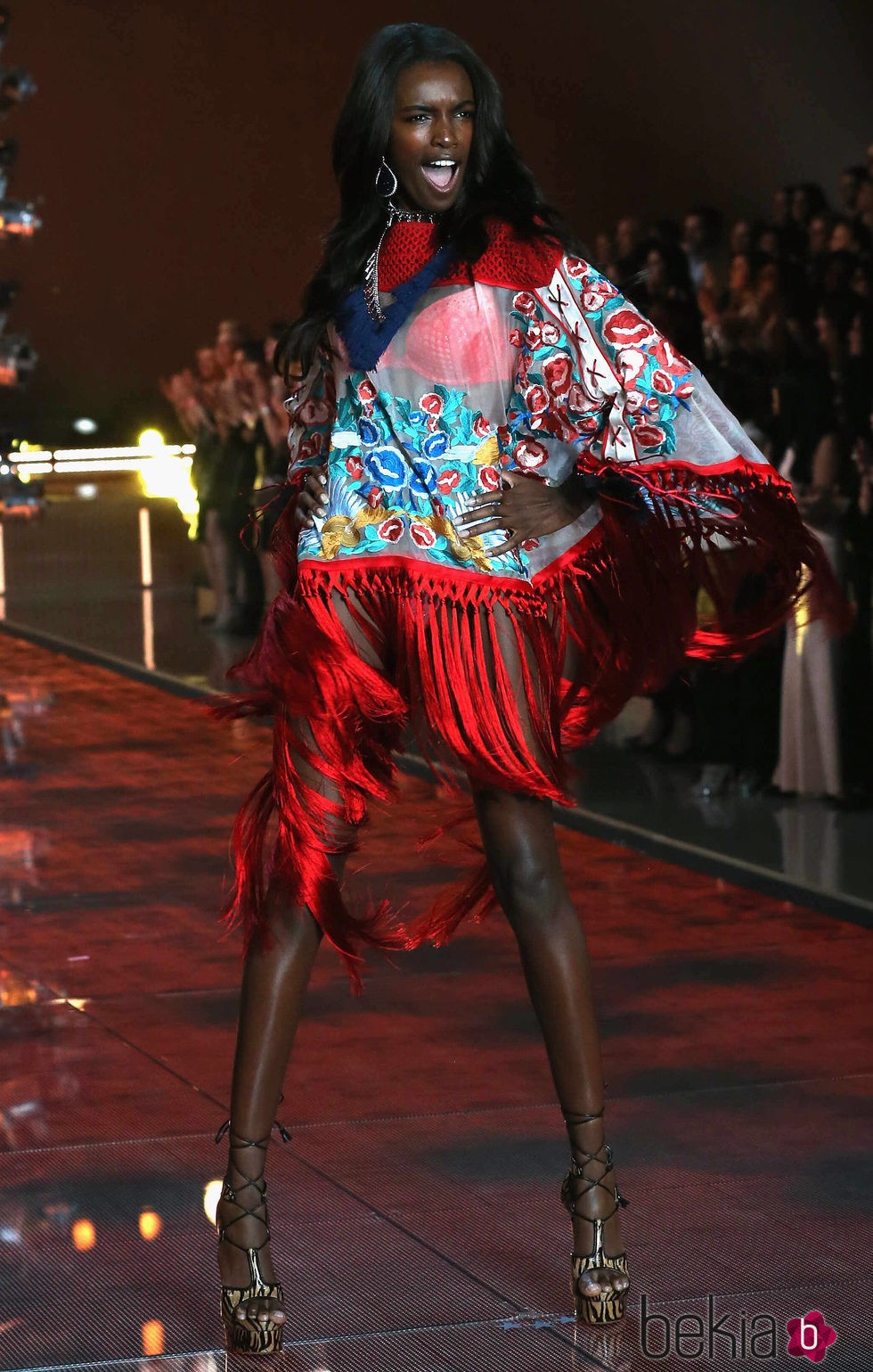 Leomie Anderson con conjunto rojo y transparente desfilando para el Fashion Show 2015 de Victoria's Secret