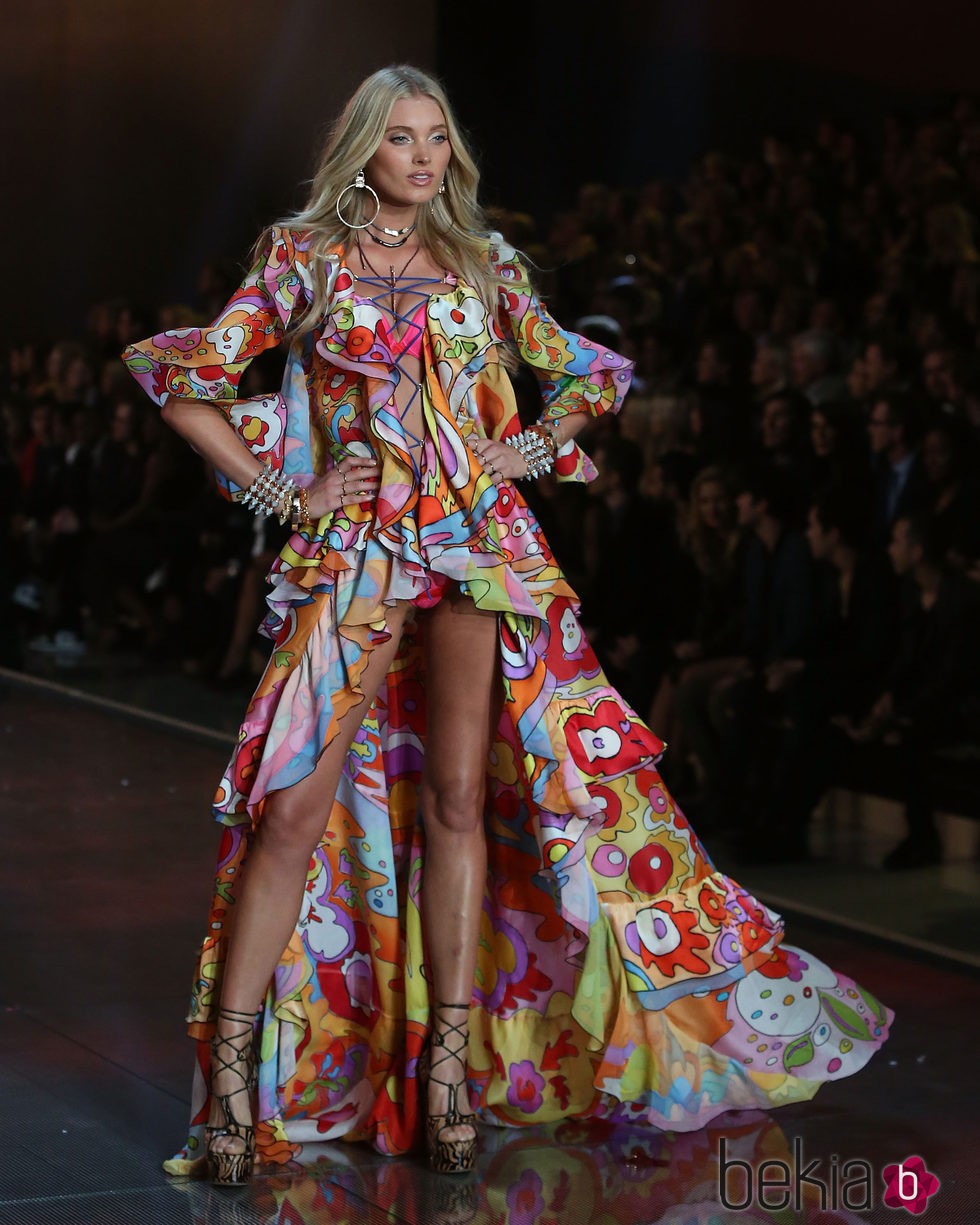 Elsa Hosk con conjunto de colores desfilando para el Fashion Show 2015 de Victoria's Secret