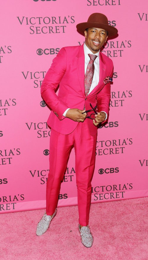 Nick Cannon con traje rosa en el After Party del desfile de Victoria's Secret