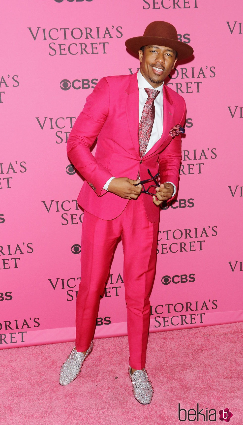 Nick Cannon con traje rosa en el After Party del desfile de Victoria's Secret