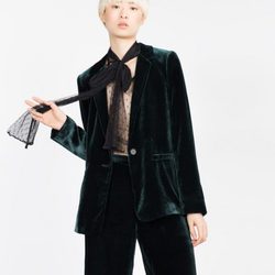 Traje de chaqueta verde de terciopelo de la colección de Zara Evening