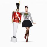Katy Perry con camiseta gris y falda negra de la colección Navidad 2015 de la firma H&M