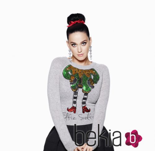Katy Perry con camiseta gris y falda negra de la colección Navidad 2015 de H&M