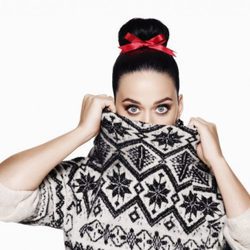 Katy Perry con jersey gris y negro de la colección Navidad 2015 de la firma H&M