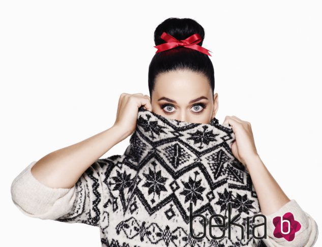 Katy Perry con jersey gris y negro de la colección Navidad 2015 de la firma H&M