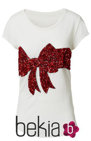 Camiseta blanca con lazo rojo de la colección Navidad 2015 de la firma H&M