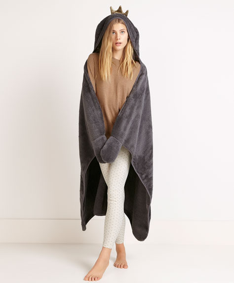 Manta gris y pijama beige y marrón de la colección otoño/invierno 2015/2016 Sleepwear de Oysho