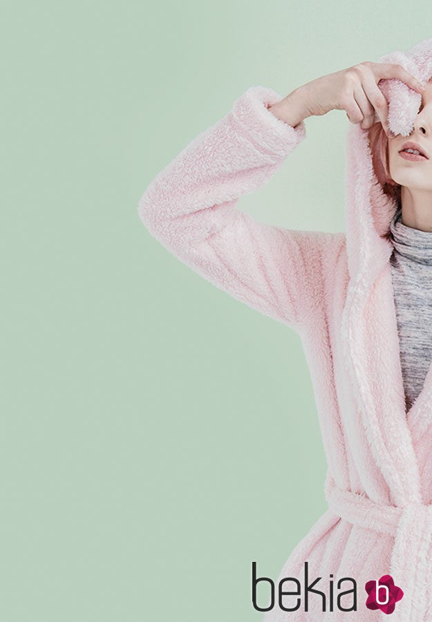 Bata rosa claro con orejas de la colección otoño/invierno 2015/2016 Sleepwear de Oysho