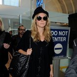 Heidi Klum con su vaquero y abrigo negro en el aeropuerto